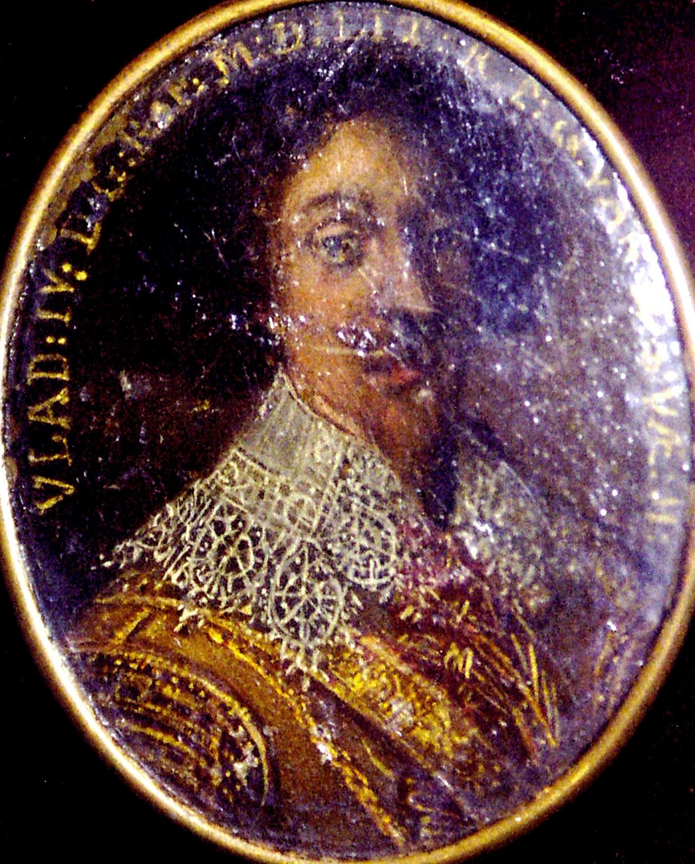 Miniatura w owalnej, złotej ramie. Przedstawia portret mężczyzny w stroju historycznym, z koronkowym kołnierzem. Jest to Władysław IV. 