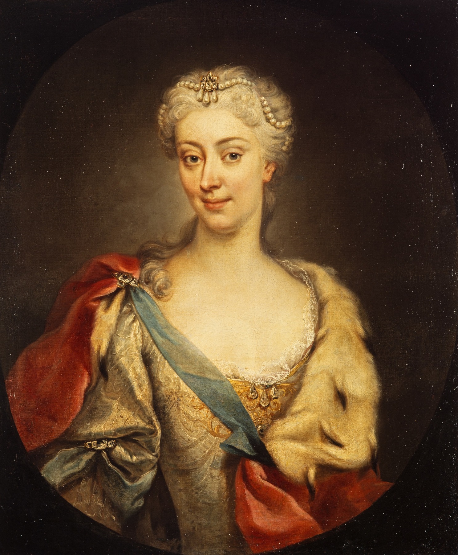 Portret kobiety w zdobnej sukni z dekoltem i czerwonym płaszczu. Jest to Maria Klementyna Sobieska. 