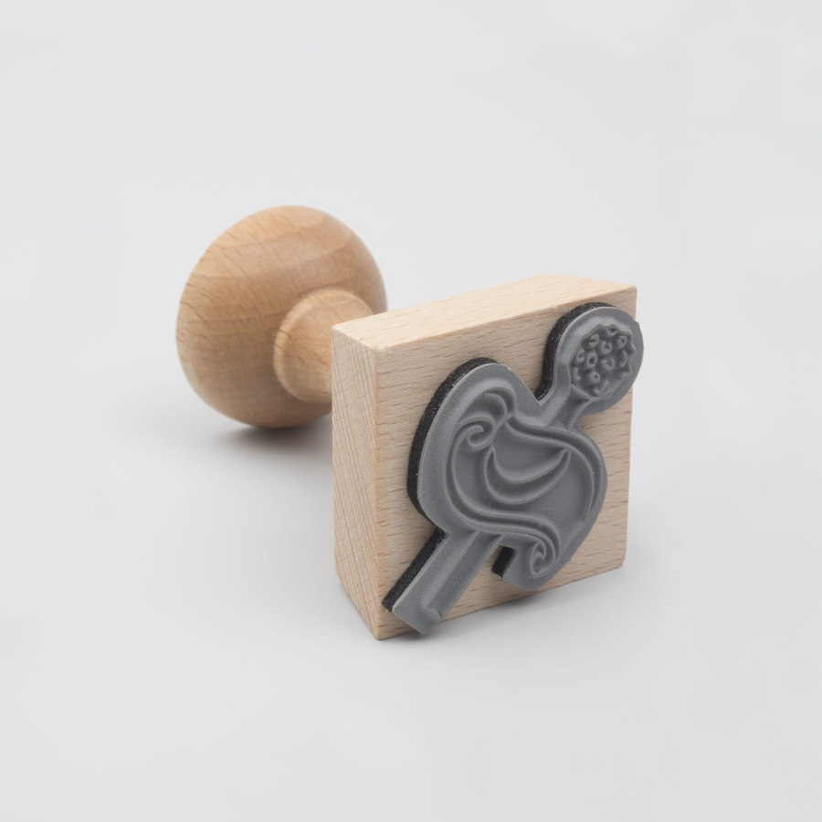 Drewniany stempel z pieczątką. 