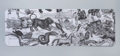 Rewers zakładki z grafiką przedstawiającą znaki zodiaku na niebie. 