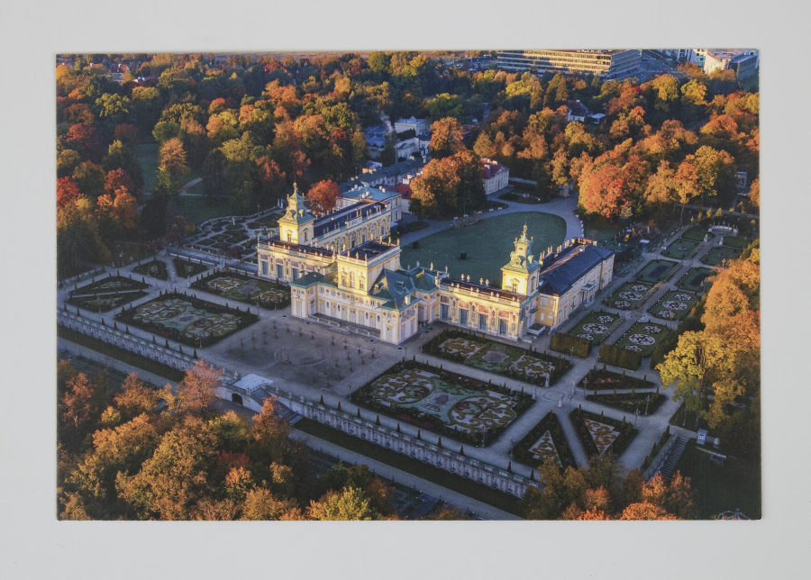Zdjęcie pocztówki z widokiem Pałacu z lotu ptaka.